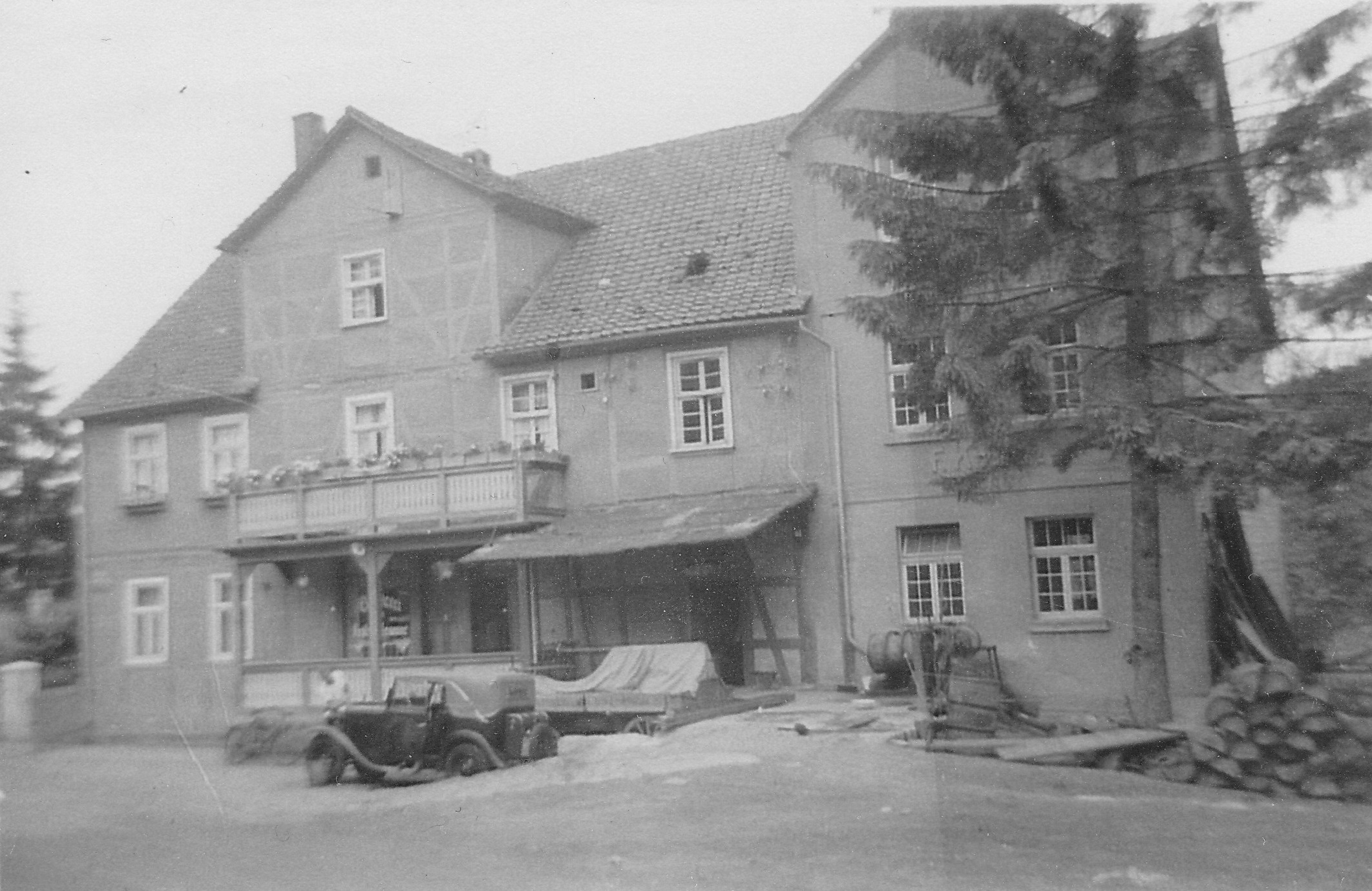 Mühle Klemme mit Fahrzeug und Gebäude, mit Anbau.